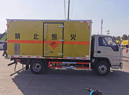 保康爆破器材运输车技术升级与安全合规新趋势